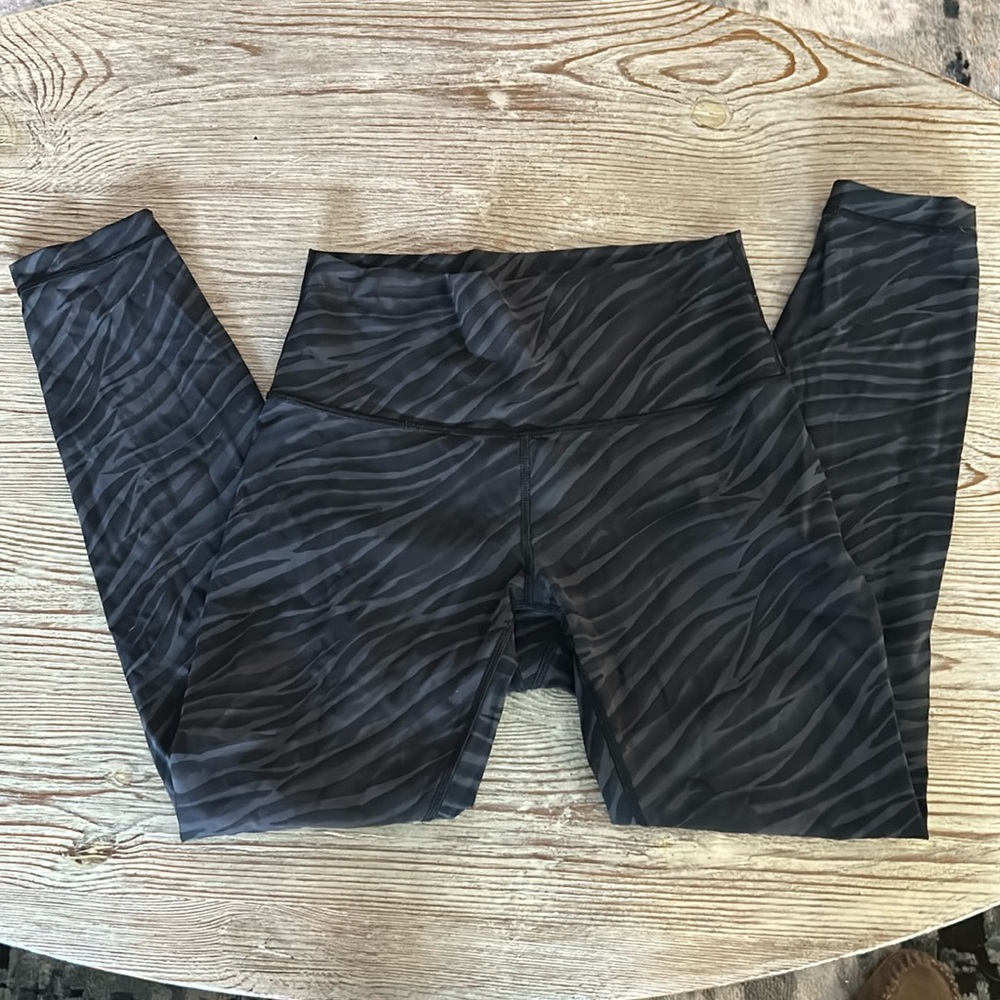 Lululemon Wunder under crops 23” le Tigre camo deep coal size 6